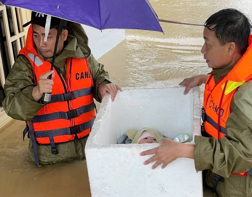 Tình người trong lũ dữ