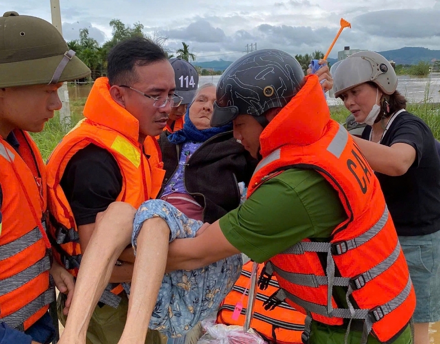 Tình người trong lũ dữ