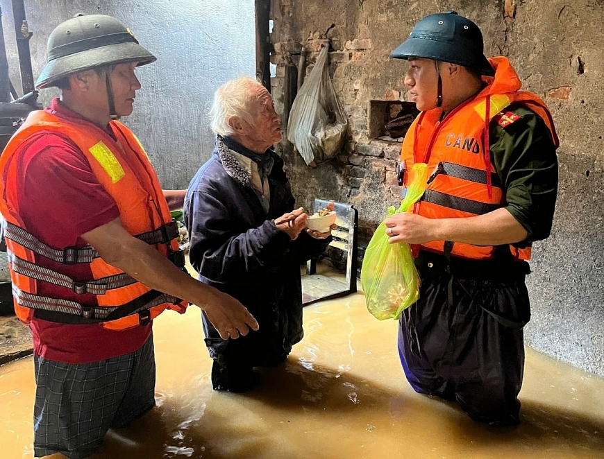 Tình người trong lũ dữ