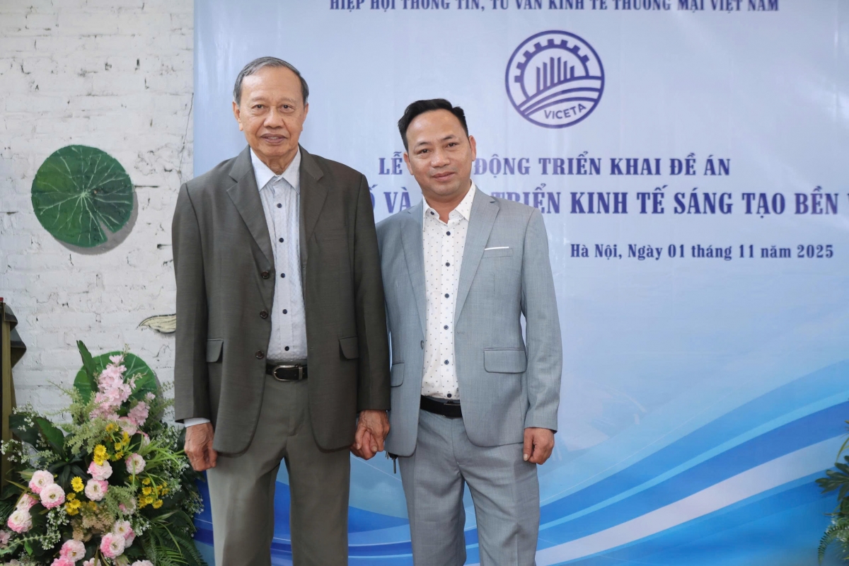 Ông Lương Văn Tự, Chủ tịch Hiệp hội (trái) và Trịnh Xuân Tuyên - Tổ trưởng tổ triển khai đề án phát biểu tại lễ phát động