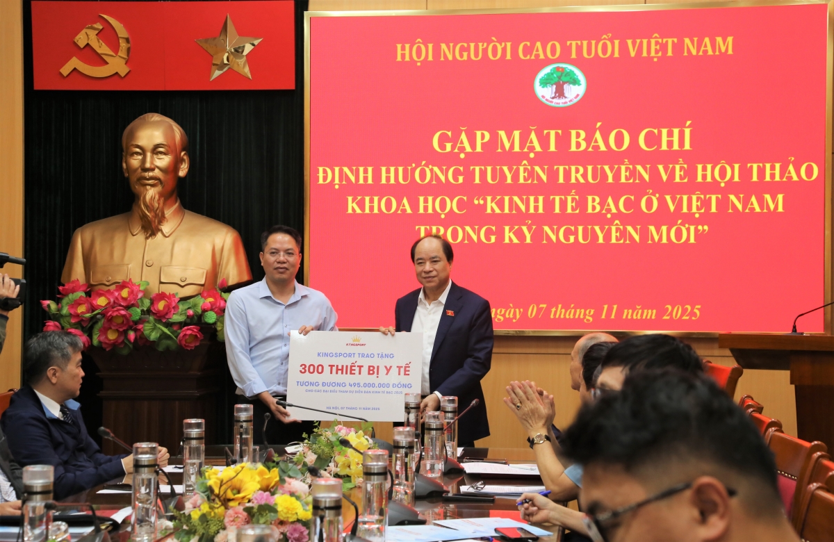 Ông Nguyễn Trung Kiên đại diện KingSport trao tặng 300 thiết bị y tế đồng hành cùng Hội thảo kinh tế bạc