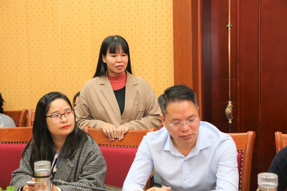 Phóng viên Báo Phụ nữ Việt Nam đặt câu hỏi