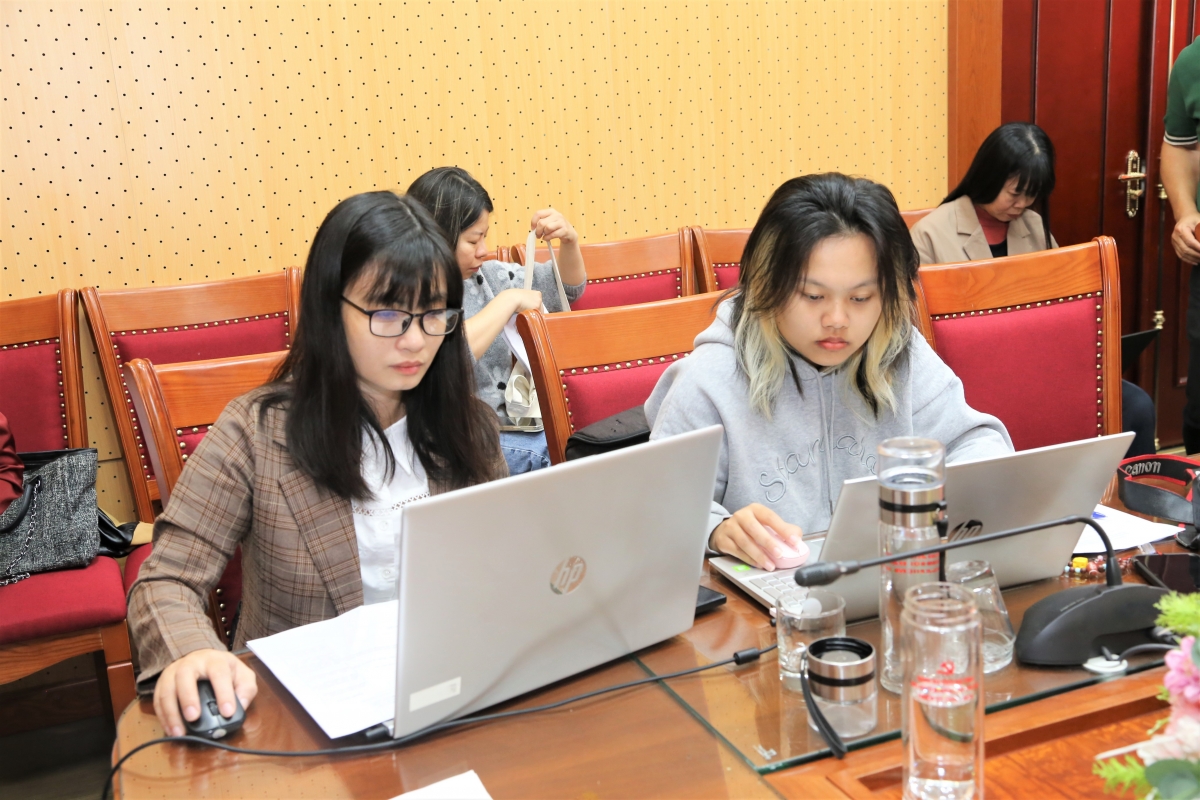 Phóng viên tác nghiệp tại buổi gặp mặt