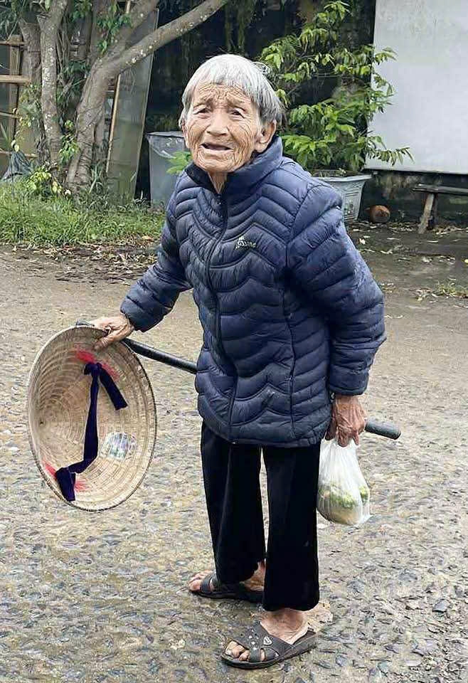 Cụ Trần Thị Bảy, người mẹ 93 tuổi vẫn ngày ngày niệm phật mong phép màu cho con trai