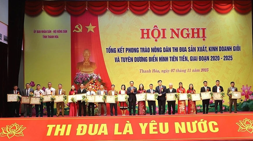 Phó Bí thư Tỉnh ủy, Chủ tịch Ủy ban MTTQ tỉnh Trịnh Tuấn Sinh trao Bằng khen của Chủ tịch UBND tỉnh tặng các hộ nông dân đạt thành tích xuất sắc trong phong trào nông dân SXKD giỏi, giai đoạn 2020-2025.