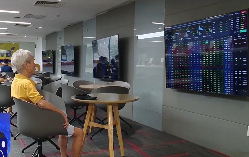 Người cao tuổi đầu tư chứng khoán: Giữ đầu óc minh mẫn, giữ tiền sinh lời