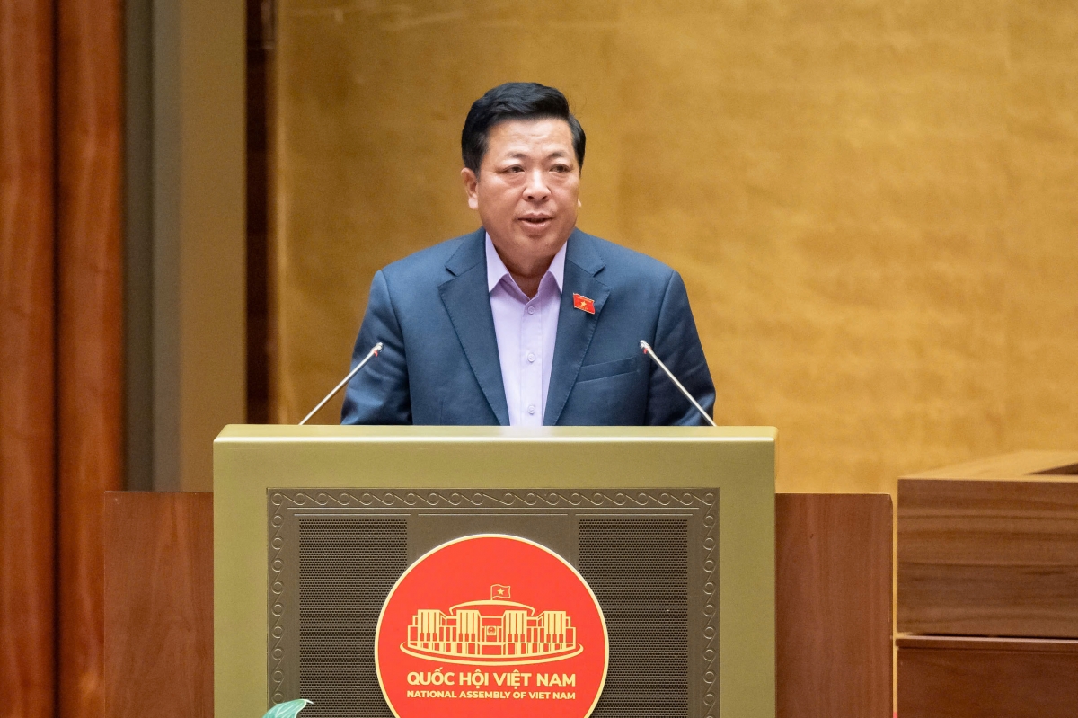 Ông Trần Hồng Minh, Bộ trưởng Bộ Xây dựng trình bày Tờ trình về dự thảo Luật Quy hoạch Đô thị và Nông thôn