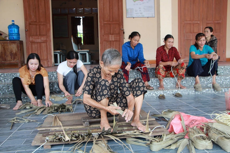 Những nghệ nhân cao tuổi “giữ hồn” văn hóa làng nghề áo tơi Yên Lạc