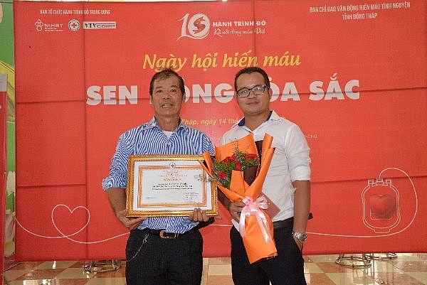 Cả nhà tích cực hiến máu