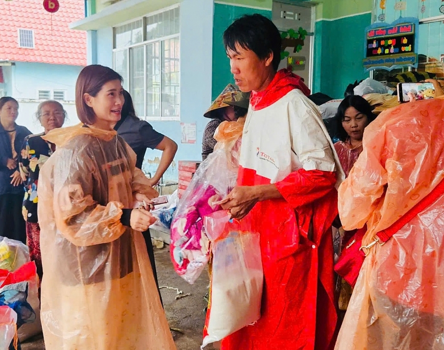 Đoàn đã trao 225 phần quà gồm gạo, mì gói, thực phẩm thiết yếu, mền, mùng, gối 