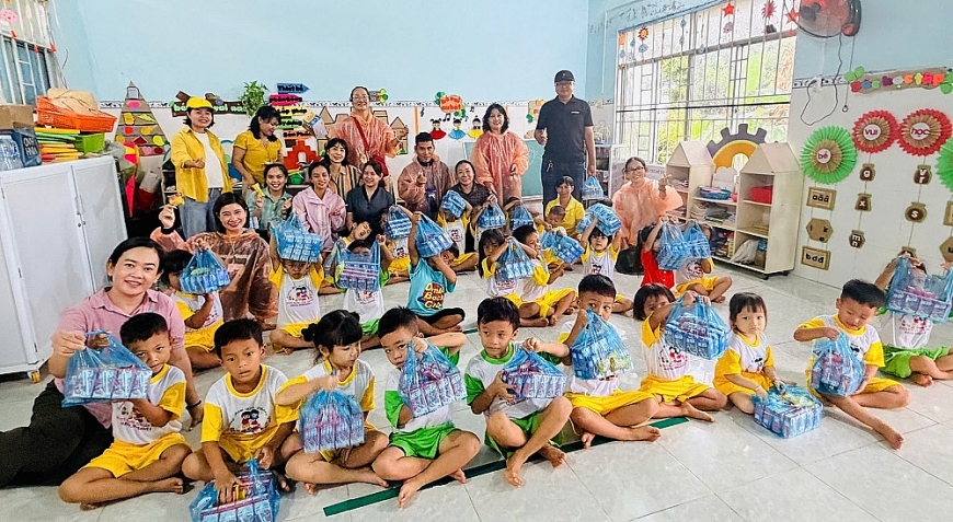 Đoàn thăm và tặng 15 thùng sữa cùng bánh kẹo cho điểm trường mẫu giáo