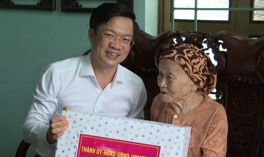 Ông Phạm Văn Lập, Phó Bí thư Thành ủy, Chủ tịch Ủy ban MTTQ TP Hải Phòng tặng quà Mẹ Việt Nam Anh hùng Hà Thị Tuất, 90 tuổi, ở thôn Ngọc Hòa, xã Ninh Giang.