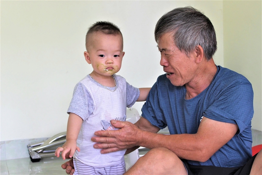 Ông Vũ Trọng Cửu vui vẻ bên con cháu.