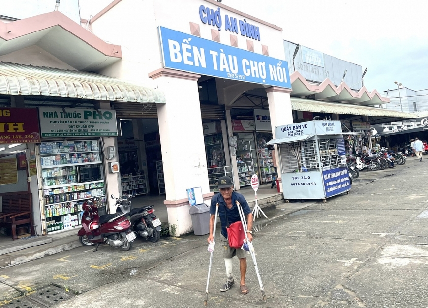 Người cao tuổi bệnh nặng, cụt chân, mưu sinh bằng bán vé số rất cần sự sẻ chia của cộng đồng