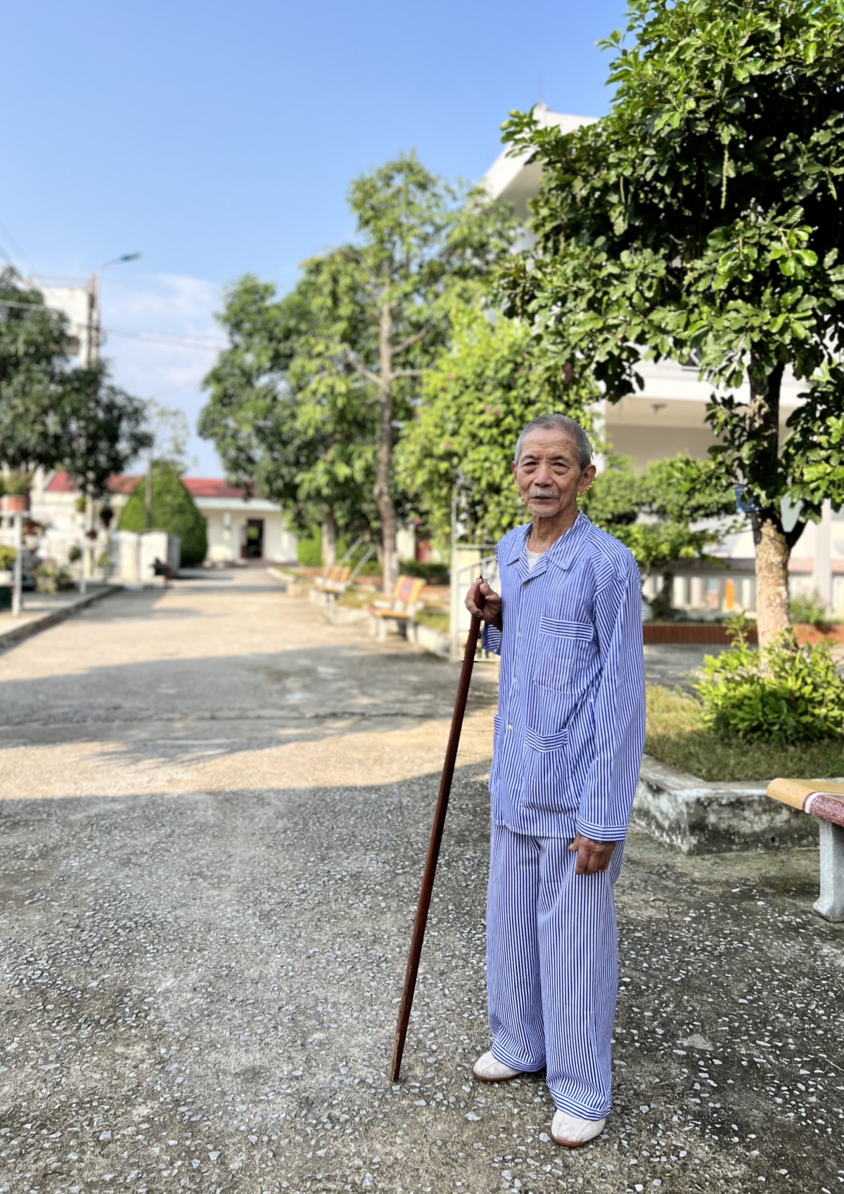 Cụ Nguyễn Quốc Chiều, 90 tuổi, sống tại Trung tâm bảo trợ xã hội số 2 Thanh Hóa vẫn đi bộ mỗi buổi chiều để rèn luyện sức khỏe