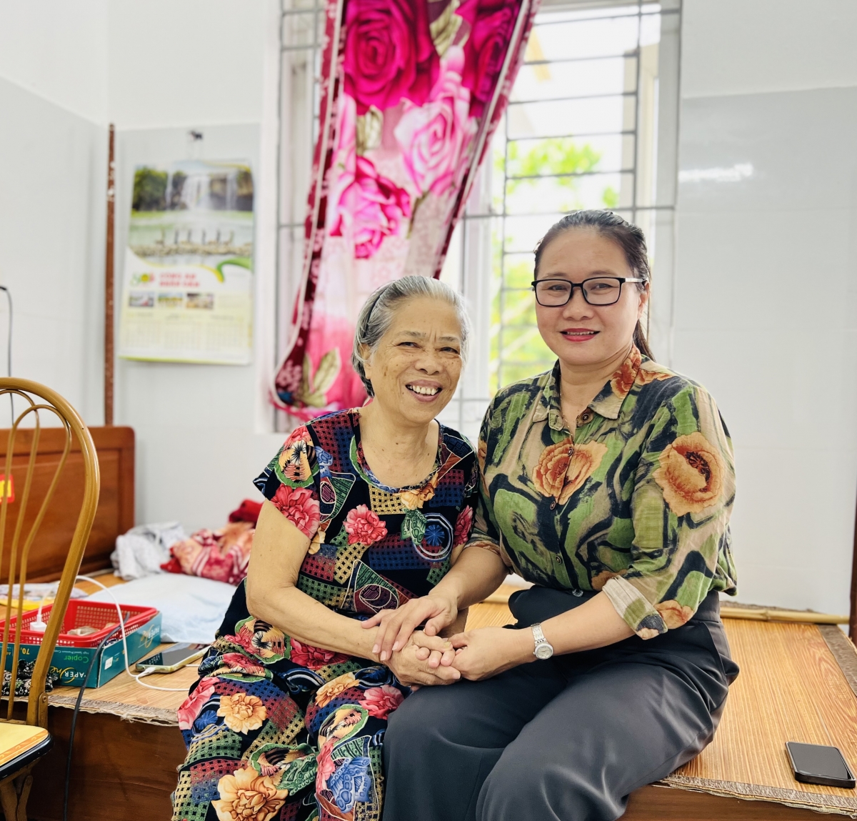 Ảnh 3: Chị Đỗ Thị Liên - Tổ trưởng Tổ công tác xã hội (Trung tâm bảo trợ xã hội số 2 Thanh Hóa) trò chuyện cùng bà Nguyễn Thị Hồng Thủy