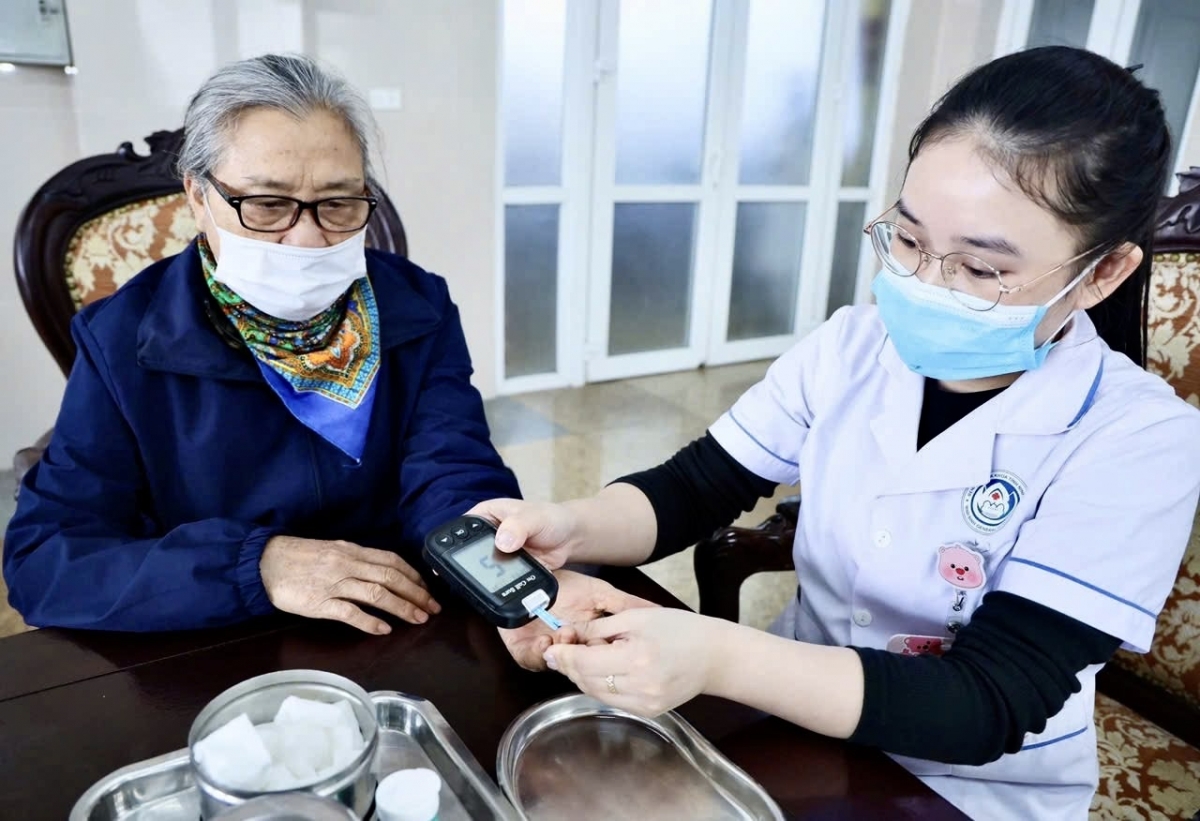 Người cao tuổi được kiểm tra đường huyết miễn phí