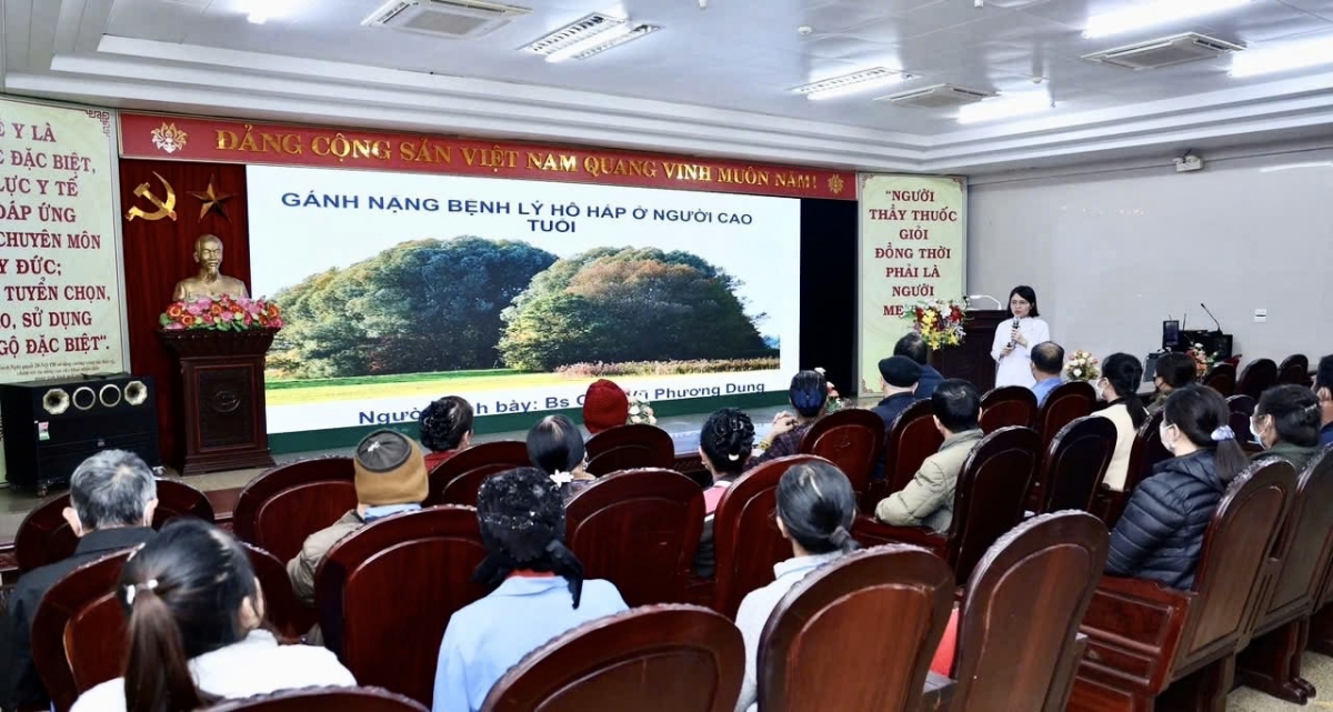 Nhiều bệnh nhân cao tuổi được cung cấp kiến thức về bệnh hô hấp tại buổi sinh hoạt Câu lạc bộ bệnh nhân