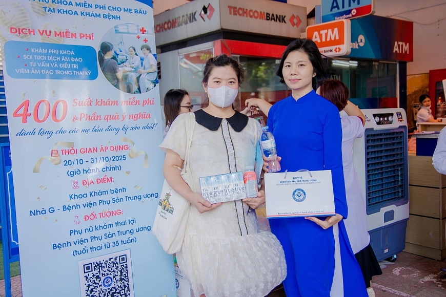 Người tới khám được nhận quà là các sản phẩm dinh dưỡng từ Tập đoàn TH