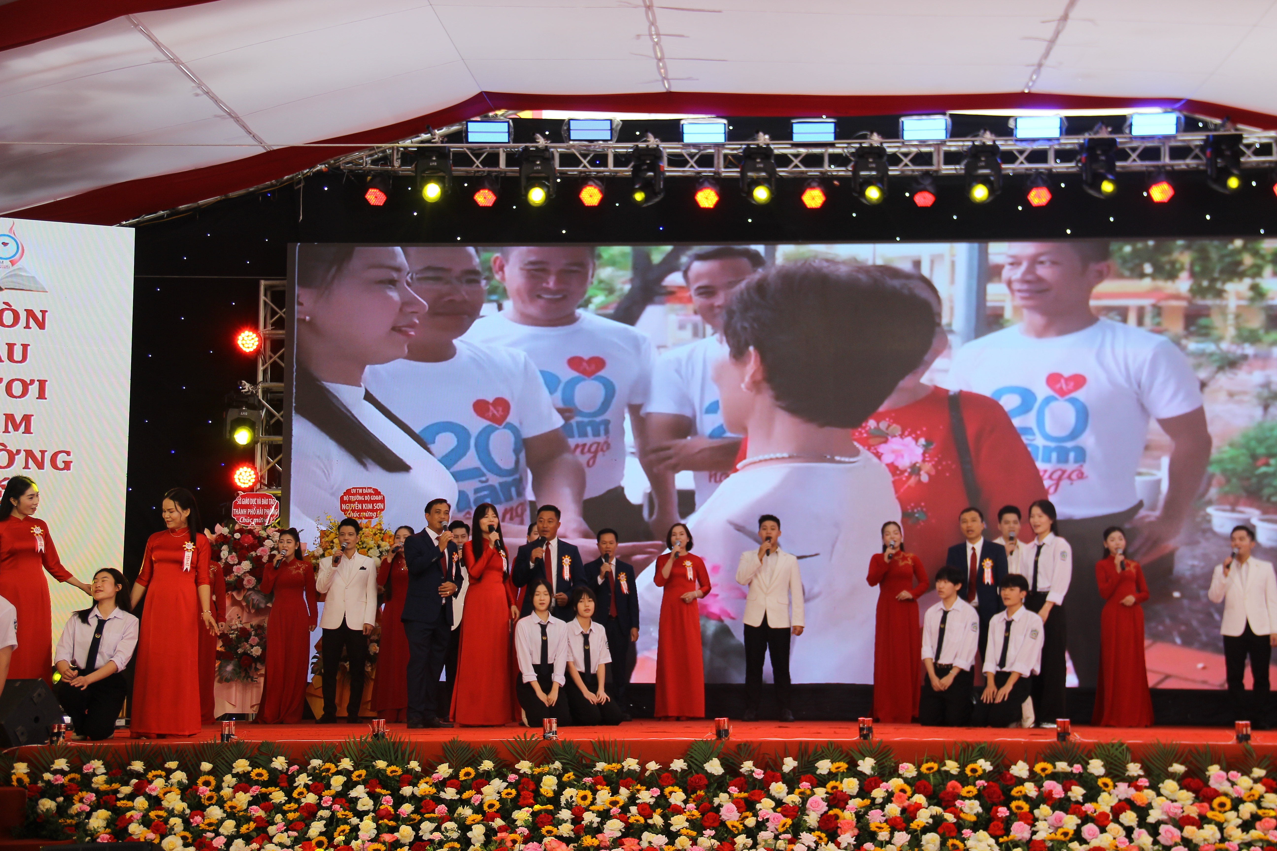 Các tiết mục văn nghệ do thầy và trò nhà trưởng biểu diễn.