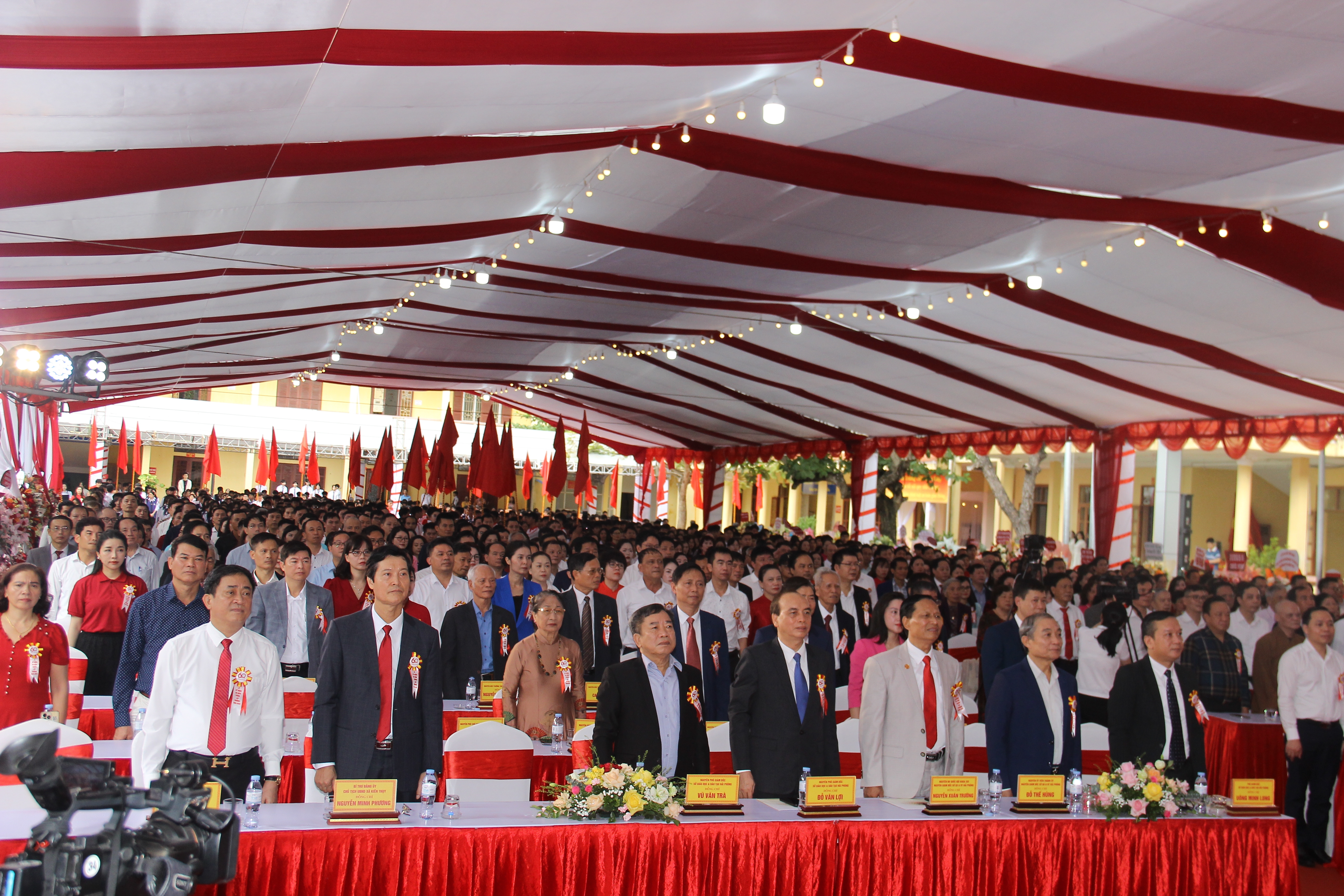 Buổi lễ có sự tham dự của Phó Chủ tịch UBND TP Hải Phòng Nguyễn Minh Hùng, cùng nhiều lãnh đạo các sở, ngành, trường học, cựu giáo viên, học sinh của nhà trường