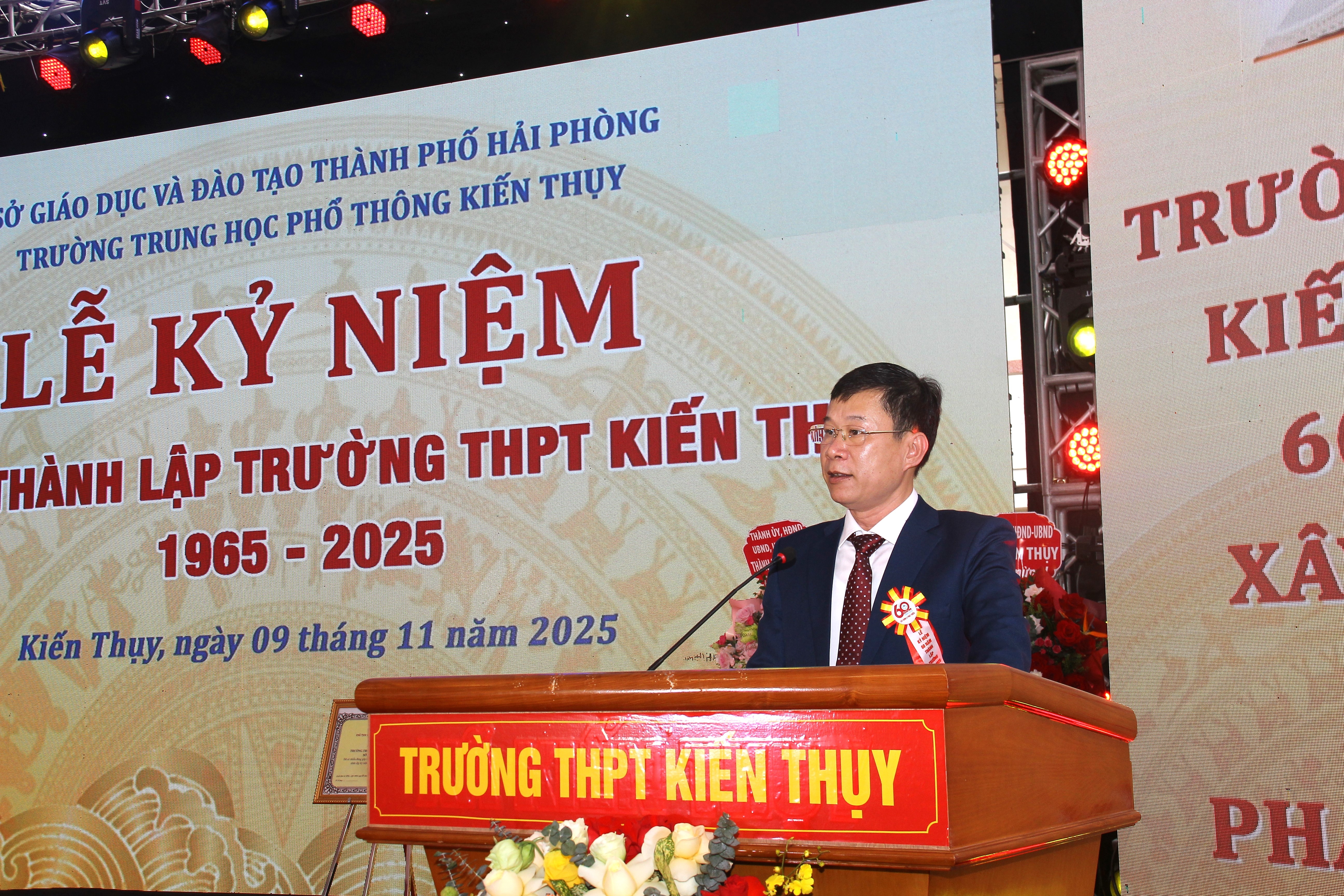, thầy Đào Thế Anh – Bí thư Đảng ủy, Hiệu trưởng trường THPT Kiến Thuỵ 