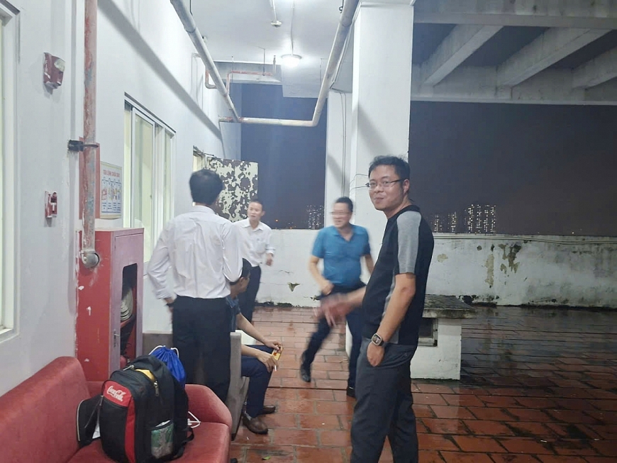 Vẫn còn nhiều người hút thuốc lá nơi công cộng.