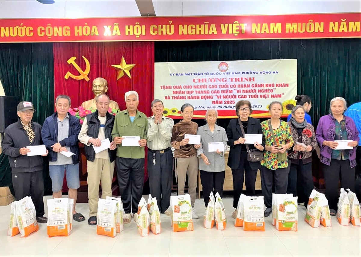 Tặng quà NCT hoàn cảnh khó khăn phường Hồng Hà