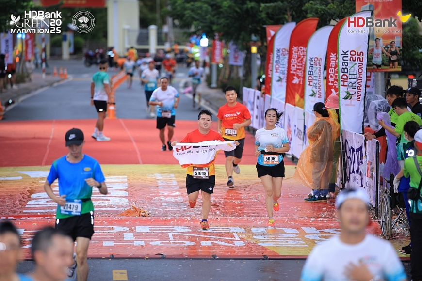 Các thành viên của CLB HDBank Runner tham gia đầy nhiệt huyết