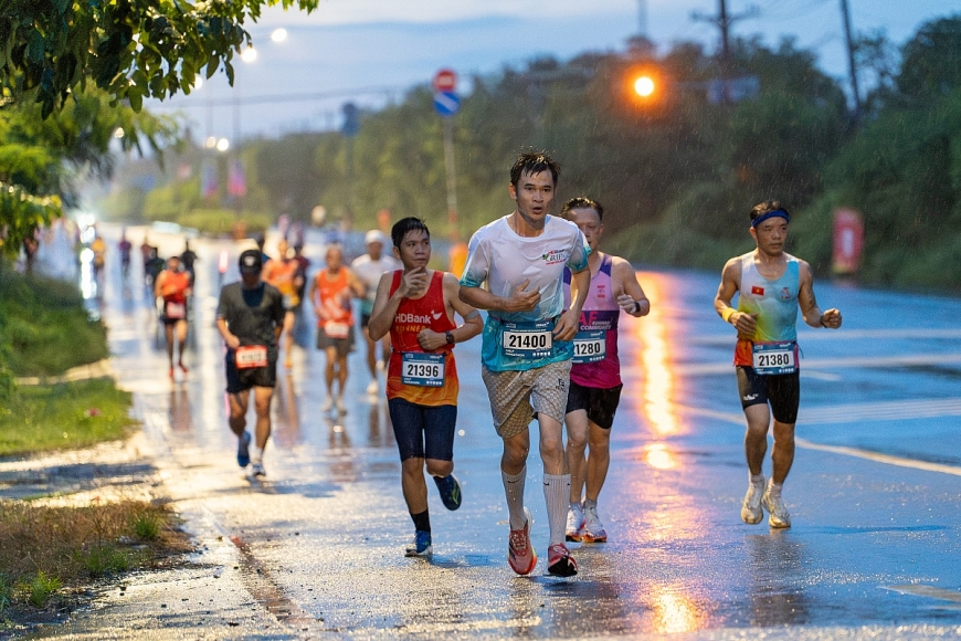 Dù thời tiết không thuận lợi ở những phút đầu cuộc đua nhưng tinh thần của các runner vẫn đầy khí thế và kiên trì