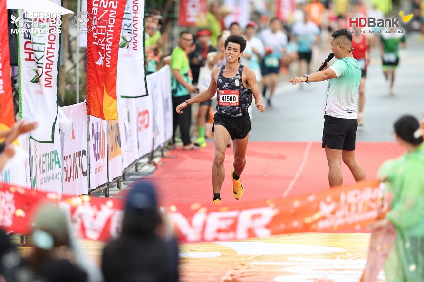 Huỳnh Anh Khôi - Runner chiến thắng cự ly 42 km nam,  hoàn thành đường chạy xanh sau 2 tiếng 27 phút, phá sâu kỷ lục cá nhân đến 5 phút