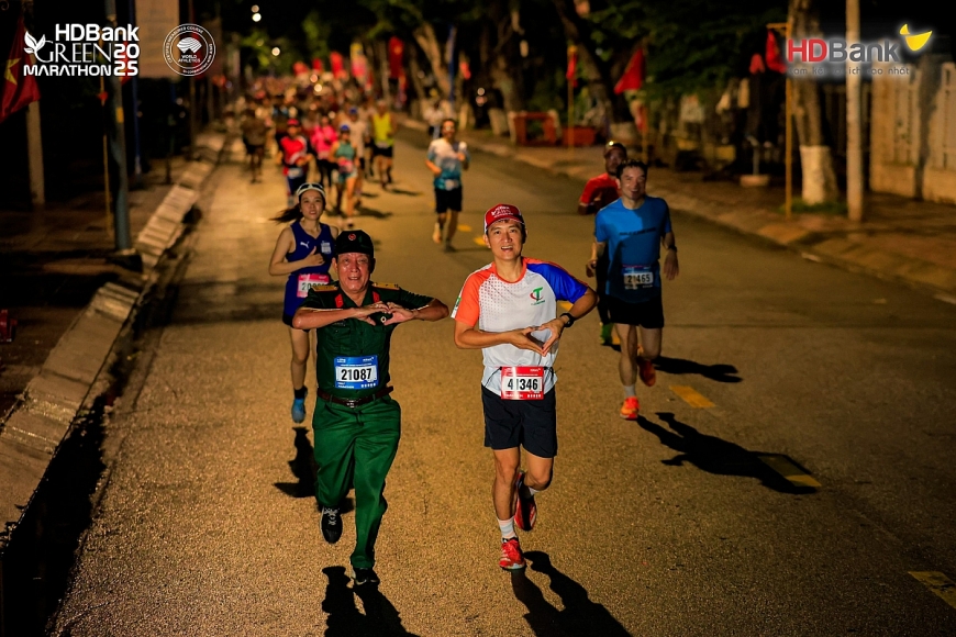 Những màn hóa trang muôn màu muôn vẻ khiến đường chạy thêm sinh động