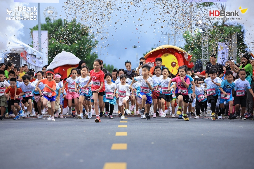 Các bạn nhỏ sải bước đầy tự tin trên đường đua Kid run