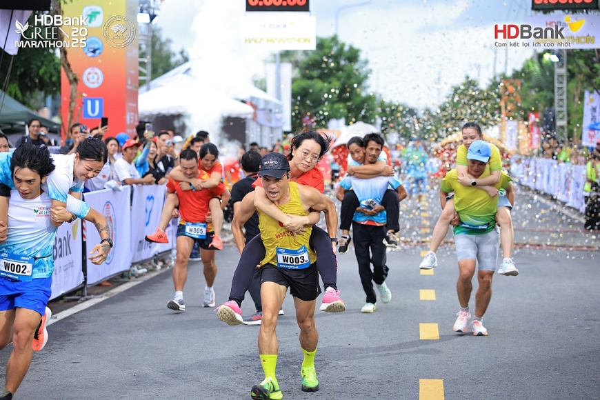 Chồng cõng vợ - phần thi để lại nhiều cảm xúc và tiếng cười