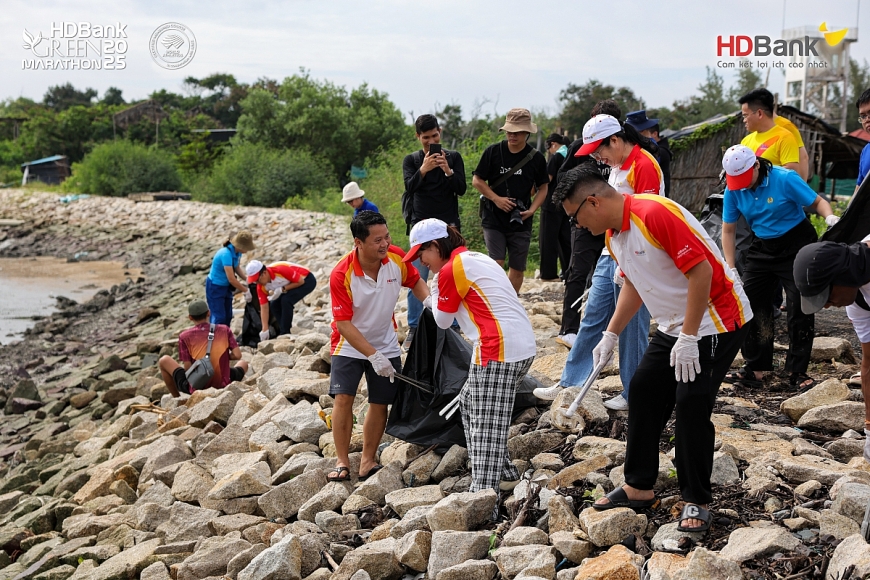 Hoạt động làm sạch bãi biển lan toả năng lượng tích cực đến cộng đồng