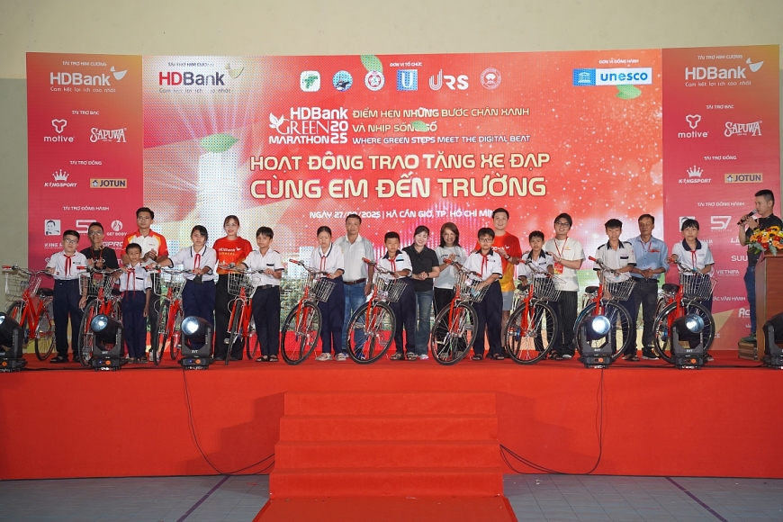 Ngân hàng trao xe đạp cho các bạn nhỏ khó khăn, tiếp động lực tới trường 