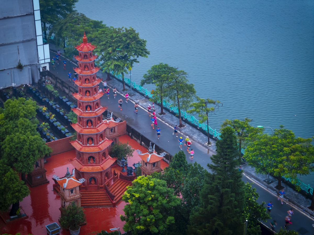 Các vận động viên trên cung đường quanh Hồ Tây