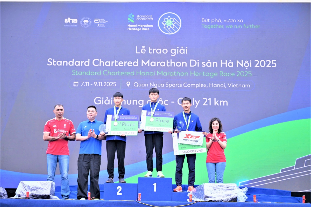 Trao thưởng cho các vận động viên xuất sắc