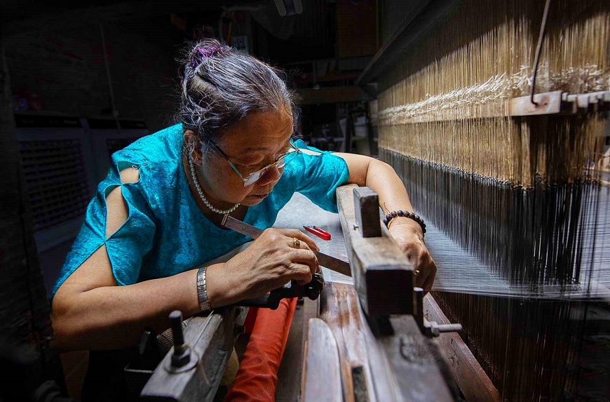Tạo điều kiện cho người cao tuổi tham gia thị trường lao động vừa đem lại niềm vui, sức khỏe và đóng góp cho xã hội (Trong ảnh: Người giữ lửa nghề lụa Vạn Phúc (tác giả: Trần Thu Hà)_Nguồn: nhiepanhdoisong.vn Tạo điều kiện cho người cao tuổi tham gia thị trường lao động vừa đem lại niềm vui, sức khỏe và đóng góp cho xã hội (Trong ảnh: Người giữ lửa nghề lụa Vạn Phúc (tác giả: Trần Thu Hà)_Nguồn: nhiepanhdoisong.vn