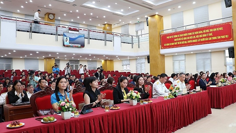 Các đại biểu tham dự Hội nghị “Triển khai giải pháp hỗ trợ hộ kinh doanh chuyển đổi mô hình từ thuế khoán sang kê khai và chuyển đổi lên doanh nghiệp trên địa bàn thành phố Hà Nội”.