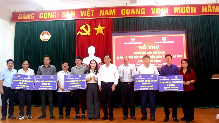 Hà Tĩnh: Trao hơn 500 triệu đồng cho NCT khó khăn bị ảnh hưởng bởi bão lụt