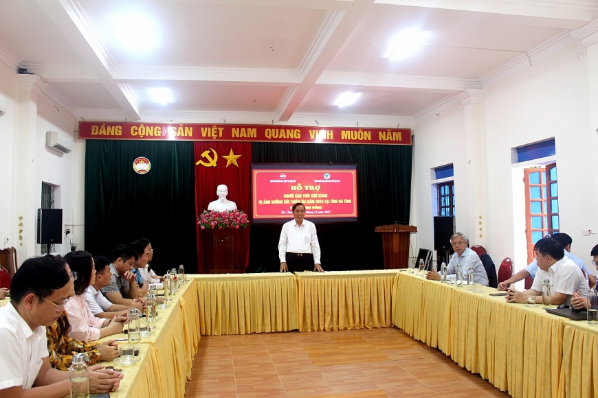 Toàn cảnh buổi lễ trao quà hỗ trợ người cao tuổi Hà Tĩnh bị ảnh hưởng bão lũ.