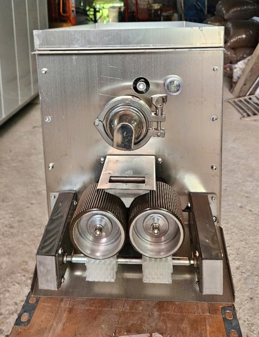 Máy làm viên hoàn do Mai Tâm Phương sản xuất có thể giúp các đơn vị sản xuất dược liệu, thuốc đông y nâng cao hiệu suất công việc