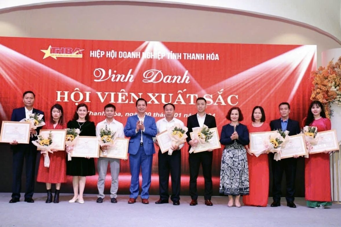 Ông Bùi Xuân Tâm - Giám đốc công ty TNHH Mai Tâm Phương (người thứ 4 bên phải ảnh) được Hiệp hội doanh nghiệp tỉnh Thanh Hóa vinh danh Hội viên suất sắc năm 2024