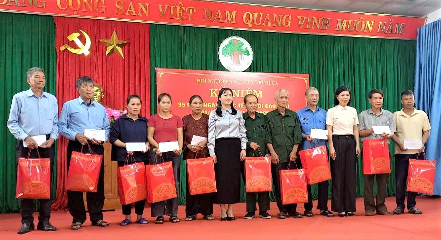 Lãnh đạo xã và Hội NCT xã Bình Ca, tỉnh Tuyên Quang tặng quà hội viên nhân Tháng hành động vì NCT Việt Nam 2025