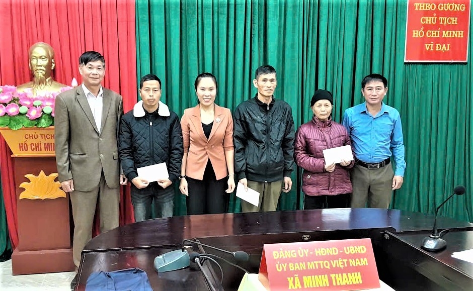 Hội NCT xã Minh Thanh cùng cấp uỷ, chính quyền và MTTQ xã trao quà cho NCT có hoàn cảnh khó khăn nhân Tháng hành động vì NCT Việt Nam năm 2025