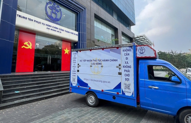 Xe lưu động tiếp nhận TTHC của Trung tâm phục vụ hành chính công Thành phố phục vụ người dân