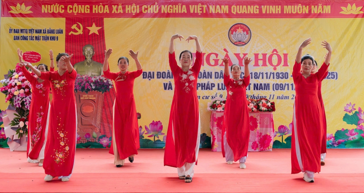 Tiết mục văn nghệ tại Ngày hội Đại đoàn kết khu 9, xã Bằng Luân, tỉnh Phú Thọ