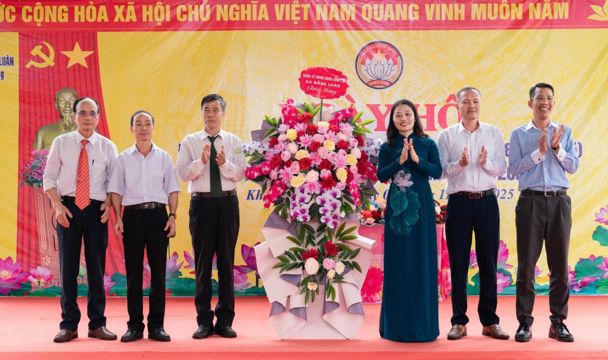 Lãnh đạo Đảng ủy xã Bằng Luân tặng hoa chúc mừng Ngày hội Đại đoàn kết toàn dân tại khu 9, xã Bằng Luân