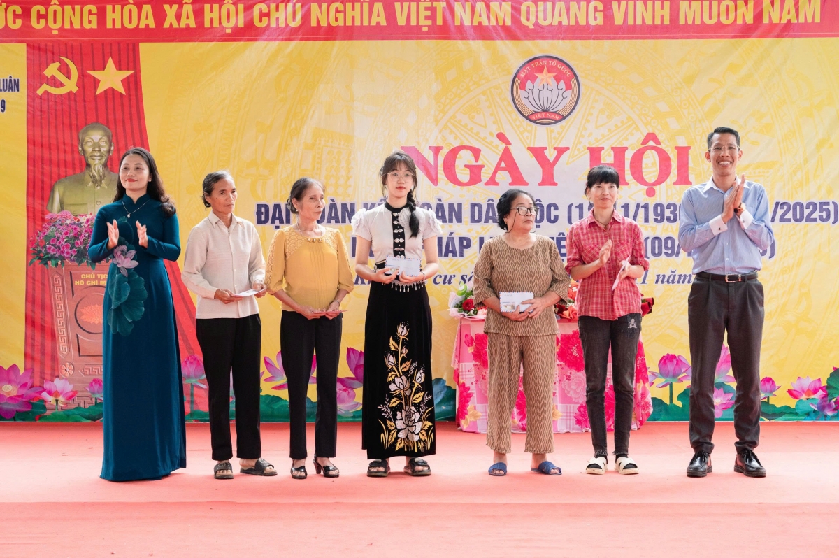 Phú Thọ: Sôi nổi Ngày hội Đại đoàn kết trên quê bưởi Bằng Luân